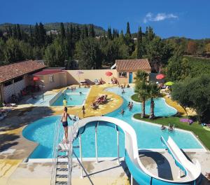 una vista aérea de una piscina en un complejo en Camping Le Dolium, en Laudun