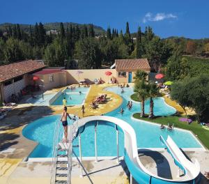 Bazén v ubytování Camping Le Dolium nebo v jeho okolí