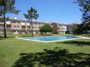 an empty swimming pool in front of a large building at Casa Faria da Costa in Esposende