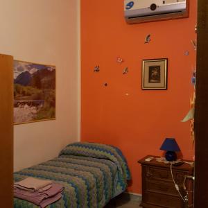 ブリンディジにあるbebvialataのベッドルーム1室(ベッド1台付)が備わります。壁に蝶が飾られています。