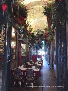 un restaurant avec des tables et des chaises dans un couloir dans l'établissement Studio Charme et Confort aux Cordeliers, à Lyon