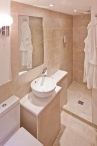 La salle de bains est pourvue d'un lavabo et de toilettes. dans l'établissement A Room With A View, à Brighton et Hove