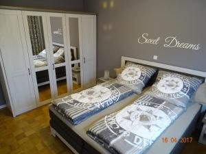 ein Schlafzimmer mit 2 Betten mit Kissen darauf in der Unterkunft Ferienwohnung Haus Nr. 11 in Warendorf