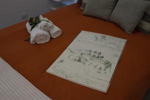 uma mesa com um desenho de um quarto de hotel em Vico sferracavalli em Lecce
