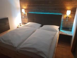 Postel nebo postele na pokoji v ubytování Wildererhütte Chalet Helmut