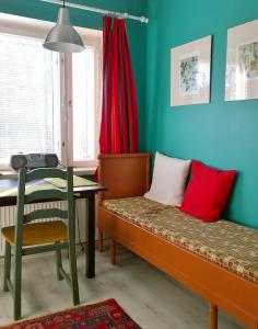 Habitación con cama y mesa con cortina roja en Jokioinen-Forssa apartment 48m2, en Jokioinen