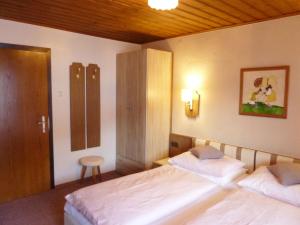 um quarto com 2 camas e um armário em Haus Steinwaendt em Hinterstoder