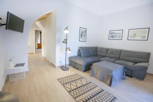 salon z kanapą i telewizorem w obiekcie Casa sul mare w Cefalù