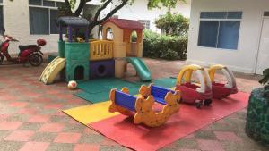 um parque infantil com um cenário de jogos no passeio em Club campestre el Peñón de Apulo em Apulo
