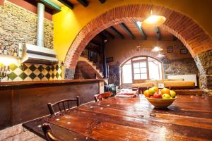 Cal Nan في El Pla de Teyá: طاولة خشبية في غرفة مع وعاء من الفواكه