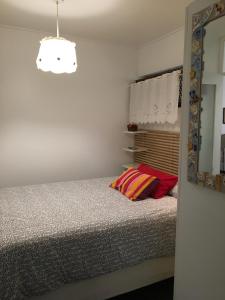 un dormitorio con una cama y un espejo en Estúdio tranquilo praia da Falésia, en Albufeira 15 fotos más