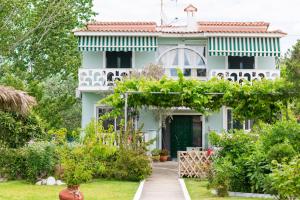 a house with a garden in front of it at San Antonio Beach Apartments in Potos