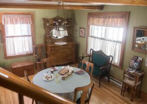 a dining room with a table and chairs at Yamachiche P.Q. in Yamachiche