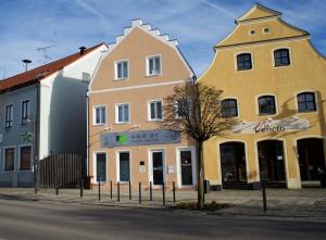 Boardinghouse Gaimersheim في Gaimersheim: مبنى اصفر بجانب مبنى ابيض