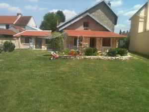 einen Hof mit einem Haus und einem Spielzeug im Gras in der Unterkunft Joumana tourisme in Gouvernes