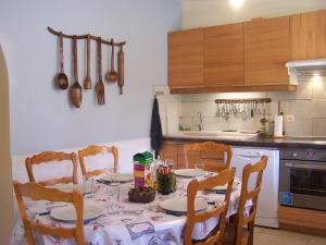eine Küche mit einem Tisch mit Stühlen und einem Tisch in der Unterkunft Joumana tourisme in Gouvernes