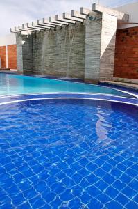 uma piscina com uma fonte de água em Delcas Hotel em Cuiabá