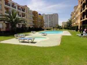 una piscina en medio de un patio de césped en Bertur Gran Reserva Comte Empuries, en Empuriabrava