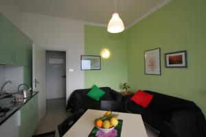 - un salon avec un canapé et une table avec des fruits dans l'établissement Resort La Francesca, à Bonassola