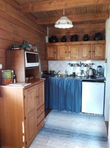 Una cocina o zona de cocina en Kiskemence Vendégház Szatta