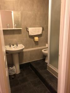 uma casa de banho com um lavatório e um WC em Station Inn em Hexham