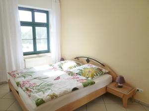 ein kleines Schlafzimmer mit einem Bett und einem Fenster in der Unterkunft Ferienwohnung Yachthafenidyll - direkte Wasserlage am Hafen in Ostseebad Karlshagen