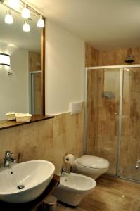 uma casa de banho com um WC, um lavatório e um chuveiro em Gil's Hotel em Olbia