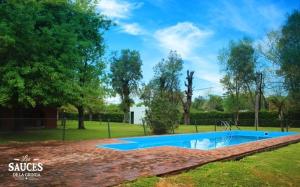 een zwembad in een tuin met bomen bij Quinta en Pilar in Del Viso