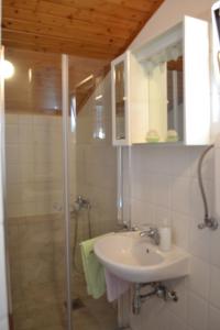 Koupelna v ubytování Apartments Lera