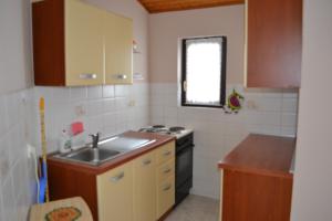 Kuchyň nebo kuchyňský kout v ubytování Apartments Lera