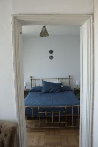 1 dormitorio con 1 cama con edredón azul en Departamento San Martin Frente Playa, en Viña del Mar