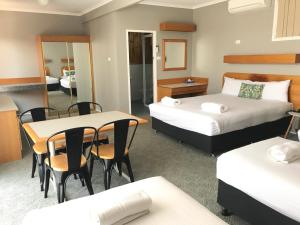 En eller flere senge i et værelse på Cascades Motor Inn