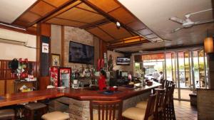 En restaurant eller et andet spisested på Bar Oz Riverside Guesthouse