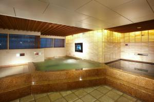 a bath room with a tub and a shower at Novotel Ambassador Seoul Gangnam in Seoul