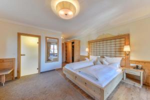 Ein Bett oder Betten in einem Zimmer der Unterkunft Posthotel Hofherr