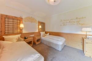 Ein Bett oder Betten in einem Zimmer der Unterkunft Posthotel Hofherr