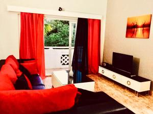 Televisyen dan/atau pusat hiburan di Sonnige Ferienwohnung mit Wifi