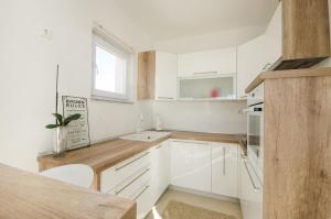 Kuchyňa alebo kuchynka v ubytovaní Apartman Korina