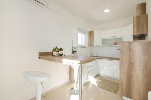 Kuchyňa alebo kuchynka v ubytovaní Apartman Korina + 37 fotografií