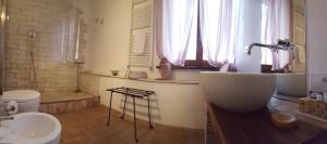 A bathroom at Torre della Botonta