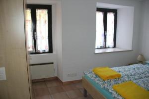 マッジャにあるCa di Strembのベッドルーム1室(ベッド1台、窓2つ付)