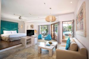 TV a/nebo společenská místnost v ubytování SOL by Meliá Benoa Bali All inclusive
