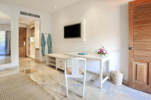 TV a/nebo společenská místnost v ubytování SOL by Meliá Benoa Bali All inclusive