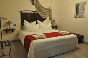 A bed or beds in a room at Torre della Botonta