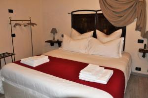 A bed or beds in a room at Torre della Botonta