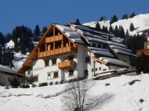 duży budynek w śniegu z śniegiem w obiekcie Hotel Garni Gafluna w mieście Sankt Anton am Arlberg