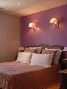 um quarto com uma cama com duas luzes na parede em chambres "gard'échoise" em Barjac