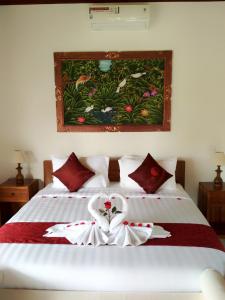 Een bed of bedden in een kamer bij Amaya Cottage Ubud by SHM