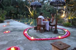 Jardí fora de Labak River Hotel by EPS