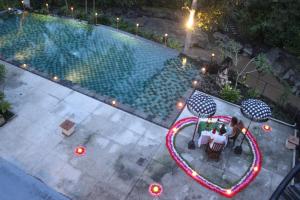 Piscina a Labak River Hotel by EPS o a prop